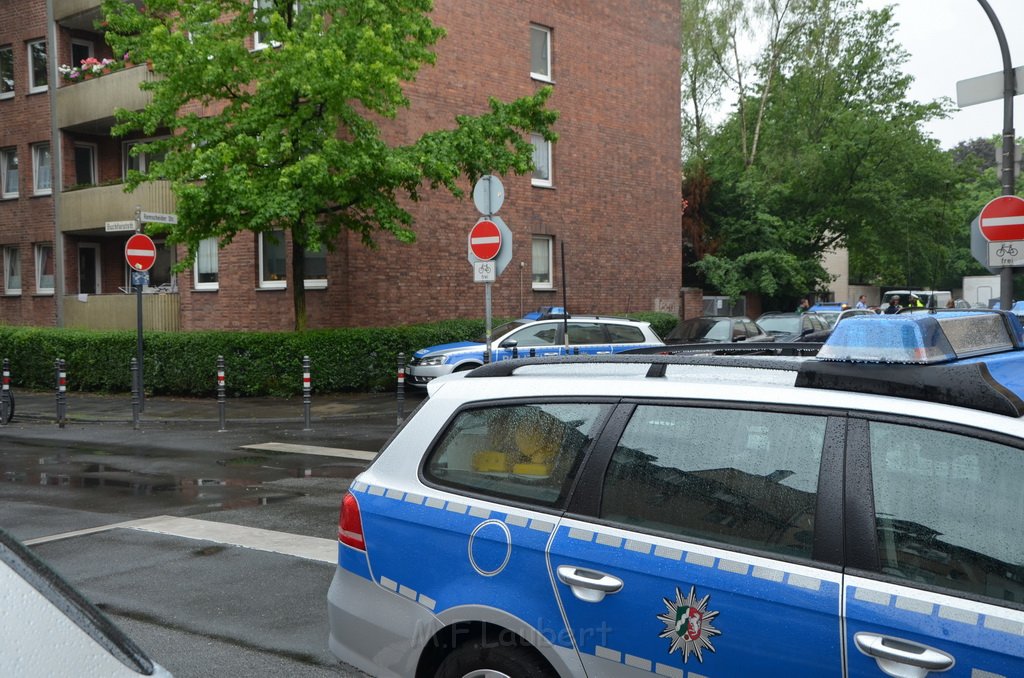 Einsatz BF Koeln Polizei SEK Koeln Kalk Remscheiderstr P1702.JPG
